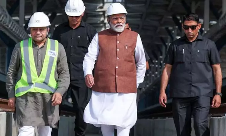குஜராத்: புல்லட் ரெயில் நிலைய கட்டுமான பணிகளை ஆய்வு செய்த பிரதமர் மோடி குஜராத்: புல்லட் ரெயில் நிலைய கட்டுமான பணிகளை ஆய்வு செய்த பிரதமர் மோடி