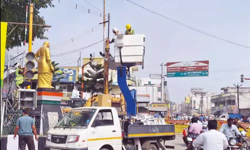 தீபத் திருவிழாவை முன்னிட்டு கிரிவலப்பாதையில் கூடுதல் கண்காணிப்பு கேமராக்கள் பொருத்தும் பணி தீவிரம் தீபத் திருவிழாவை முன்னிட்டு கிரிவலப்பாதையில் கூடுதல் கண்காணிப்பு கேமராக்கள் பொருத்தும் பணி தீவிரம்