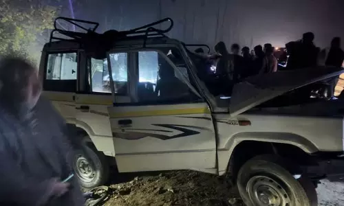 காஷ்மீர்: கார் மீது லாரி மோதி கோர விபத்து - 4 பேர் பலி