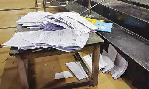 கோவில் வளாகத்தில் கிடந்த வாக்காளர் பட்டியல் கணக்கெடுப்பு படிவங்கள்... நாமக்கல்லில் பரபரப்பு