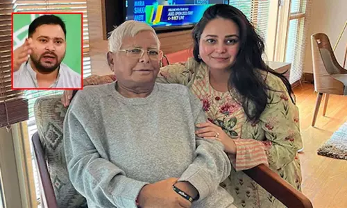 ரோகிணி ஆச்சார்யா மீது செருப்பை தூக்கி வீசிய தேஜஸ்வி... நடந்தது என்ன? ரோகிணி ஆச்சார்யா மீது செருப்பை தூக்கி வீசிய தேஜஸ்வி... நடந்தது என்ன?