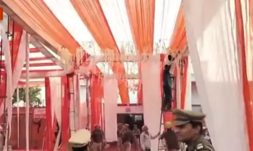 உத்தர பிரதேசத்தில் காவல் நிலையத்தை திருமண மண்டபம் போல் அலங்கரித்த காவலர்கள் - கடிந்து கொண்ட டி.ஐ.ஜி.