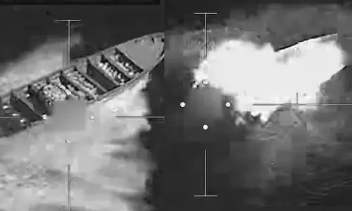 போதைப்பொருள் கடத்தி வந்த படகு மீது அமெரிக்கா தாக்குதல் - 3 பேர் பலி