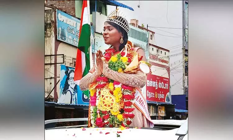 தாய்லாந்து அழகிப்போட்டியில் கலாசார தூதர் பட்டம் வென்ற முதுகுளத்தூர் பெண்ணுக்கு உற்சாக வரவேற்பு