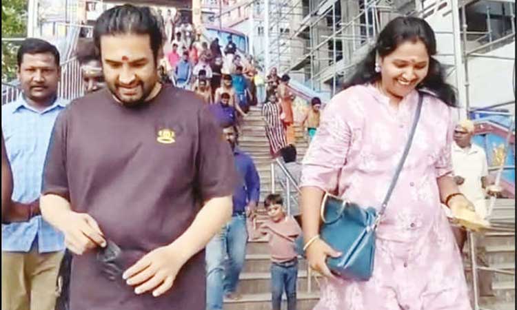 மருதமலை சுப்பிரமணிய சுவாமி கோவிலில் நடிகர் சந்தானம் சாமி தரிசனம்