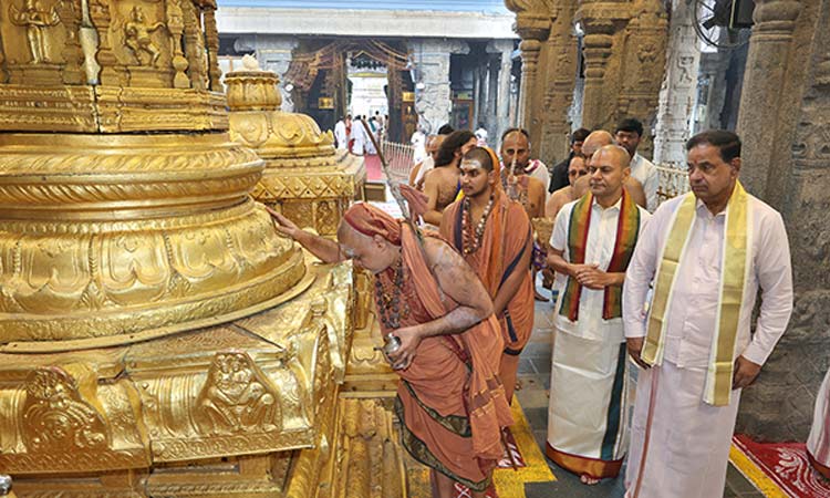 திருப்பதி ஏழுமலையான் கோவிலில் காஞ்சி சங்கராச்சாரியார் சாமி தரிசனம்