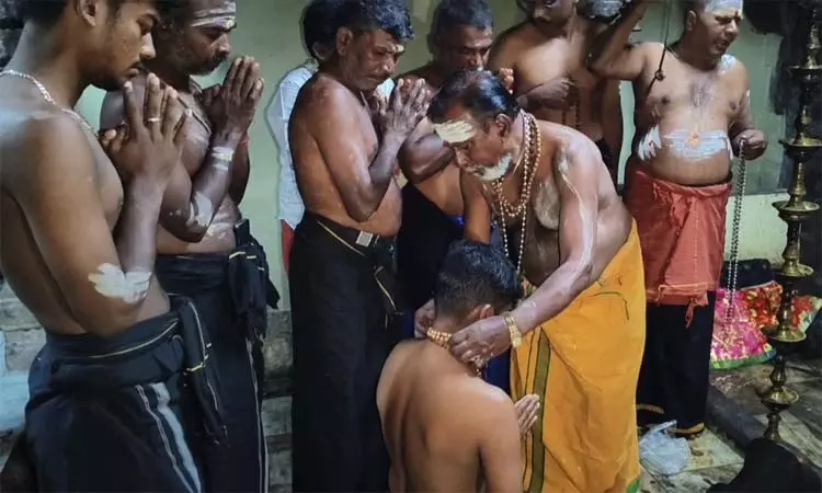 குற்றாலத்தில் குவிந்த அய்யப்ப பக்தர்கள்.. அருவிகளில் நீராடி விரதம் தொடங்கினர்