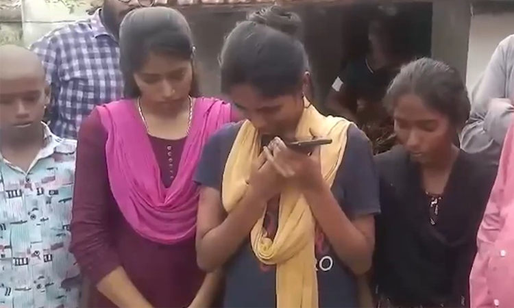 கள்ளக்குறிச்சி: பெற்றோரை இழந்து தவிக்கும் குழந்தைகளுக்கு ஆறுதல் கூறிய மு.க.ஸ்டாலின்