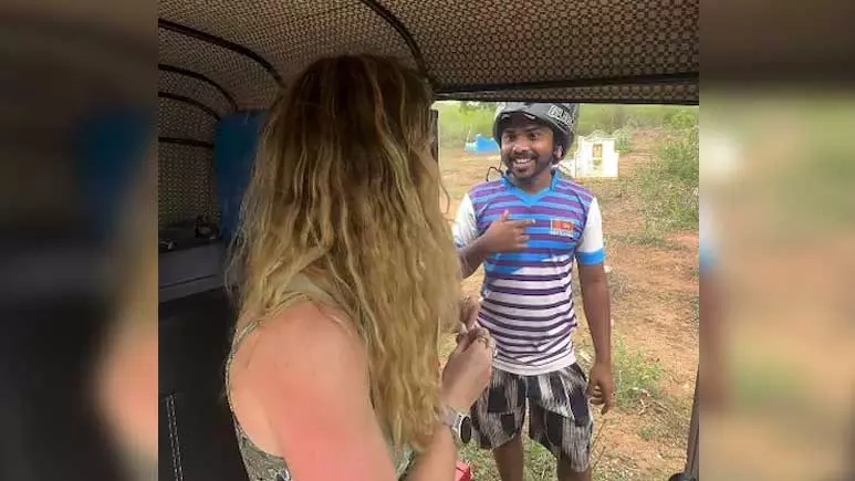 இலங்கையில் பெண் சுற்றுலா பயணியை பாலியல் உறவுக்கு அழைத்து ஆபாச செயலில் ஈடுபட்ட வாலிபர் கைது