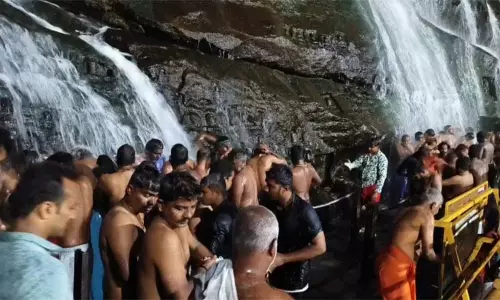 குற்றாலத்தில் குவிந்த அய்யப்ப பக்தர்கள்.. அருவிகளில் நீராடி விரதம் தொடங்கினர் குற்றாலத்தில் குவிந்த அய்யப்ப பக்தர்கள்.. அருவிகளில் நீராடி விரதம் தொடங்கினர்