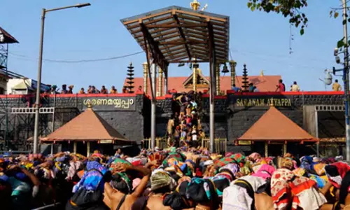 சபரிமலையில் குவிந்த ஐயப்ப பக்தர்கள்; 6 மணி நேரம் காத்திருந்து சாமி தரிசனம்