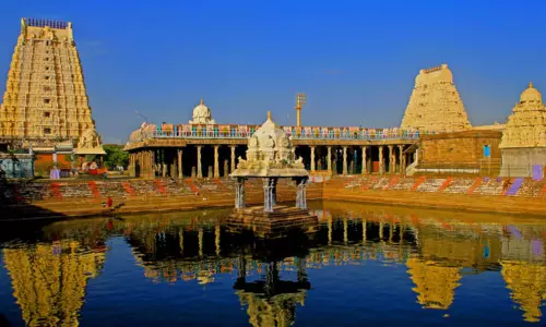 காஞ்சிபுரம் ஏகாம்பரநாதர் கோவில் புதிய தங்கத்தேருக்கு சிறப்பு அபிஷேகம் - அறக்கட்டளை நிர்வாகிகள் தகவல்