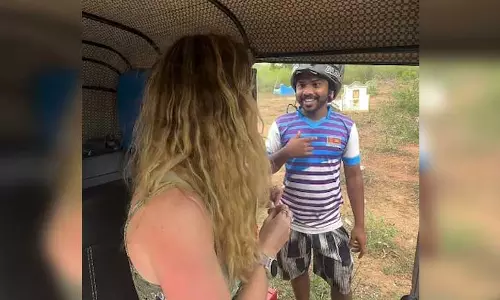 இலங்கையில் பெண் சுற்றுலா பயணியை பாலியல் உறவுக்கு அழைத்து ஆபாச செயலில் ஈடுபட்ட வாலிபர் கைது