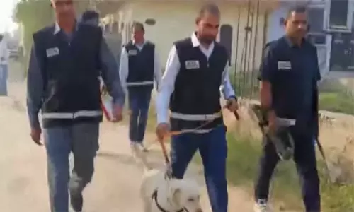 நாட்டை உலுக்கிய டெல்லி கார் வெடிப்பு சம்பவம் - அரியானாவில் அதிகாரிகள் அதிரடி சோதனை நாட்டை உலுக்கிய டெல்லி கார் வெடிப்பு சம்பவம் - அரியானாவில் அதிகாரிகள் அதிரடி சோதனை