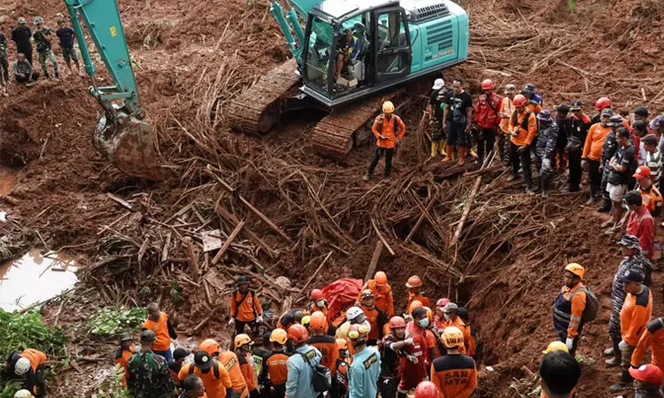 இந்தோனேசியாவில் நிலச்சரிவு: 18 பேர் பலி; 34 பேர் மாயம்