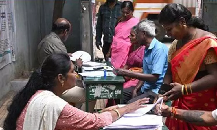 தமிழ்நாட்டில் எஸ்.ஐ.ஆர். பணிகள்: வருவாய்த்துறை ஊழியர்கள் முழுமையாக புறக்கணிப்பு