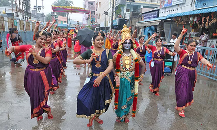 கார்த்திகை பிரம்மோற்சவம்... பெரிய சேஷ வாகனத்தில் பரமபதநாதராக அருள்பாலித்த பத்மாவதி தாயார்