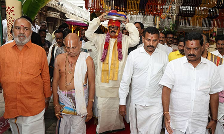 திருச்சானூர் பத்மாவதி தாயாருக்கு ஆந்திர  அரசு சார்பில் பட்டு வஸ்திரங்கள் சமர்ப்பணம்