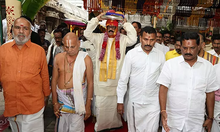 திருச்சானூர் பத்மாவதி தாயாருக்கு ஆந்திர  அரசு சார்பில் பட்டு வஸ்திரங்கள் சமர்ப்பணம்