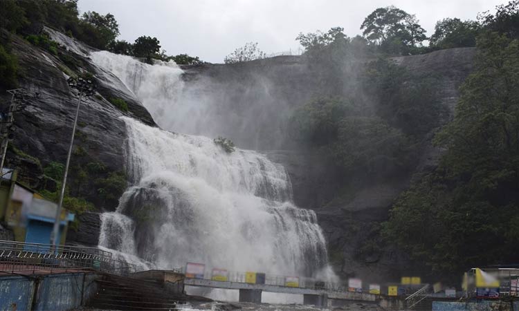 கனமழையால் நீர்வரத்து அதிகரிப்பு.. குற்றாலம் மெயின் அருவியில் குளிக்கத் தடை