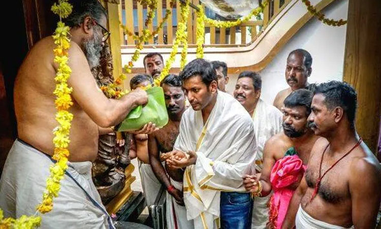 கேரள கோவிலில் நடிகர் விஷால் சாமி தரிசனம்