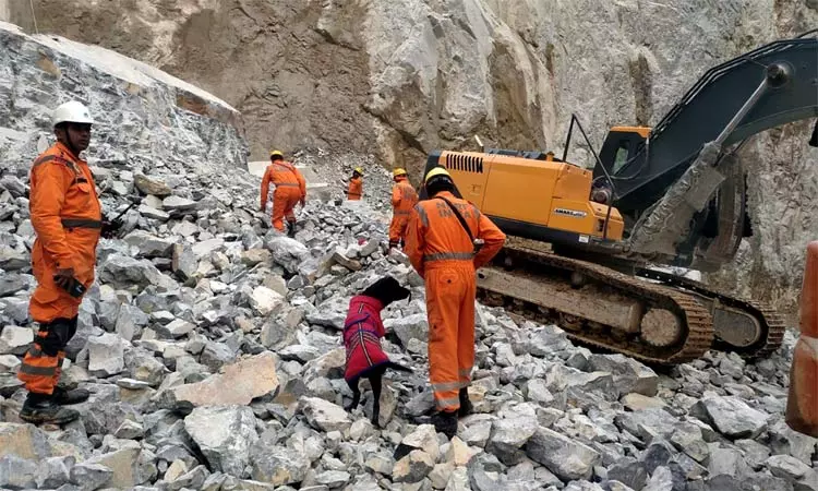 கல்குவாரியில் பாறைகள் சரிந்து விபத்து - 7 பேர் சடலமாக மீட்பு