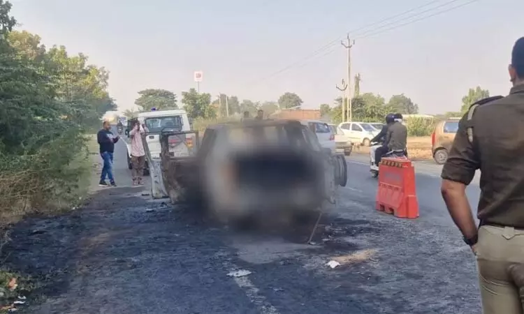 ஆம்புலன்ஸ் தீப்பற்றி எரிந்து கோரவிபத்து: பச்சிளம் குழந்தை உள்பட 4 பேர் பலி ஆம்புலன்ஸ் தீப்பற்றி எரிந்து கோரவிபத்து: பச்சிளம் குழந்தை உள்பட 4 பேர் பலி