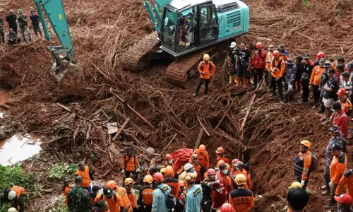 இந்தோனேசியாவில் நிலச்சரிவு:  18 பேர் பலி; 34 பேர் மாயம்