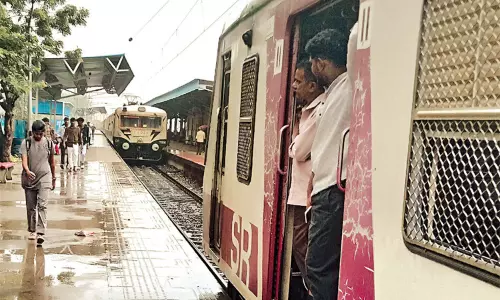 ஒரே தண்டவாளத்தில் நின்ற 2 மின்சார ரெயில்கள்.. சென்னையில் பரபரப்பு