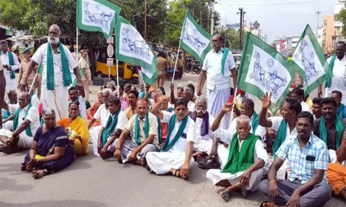 தமிழக அரசு அறிவித்த ரூ.56 கோடி நிவாரண நிதி வழங்க கோரி விவசாயிகள் சாலை மறியல் தமிழக அரசு அறிவித்த ரூ.56 கோடி நிவாரண நிதி வழங்க கோரி விவசாயிகள் சாலை மறியல்