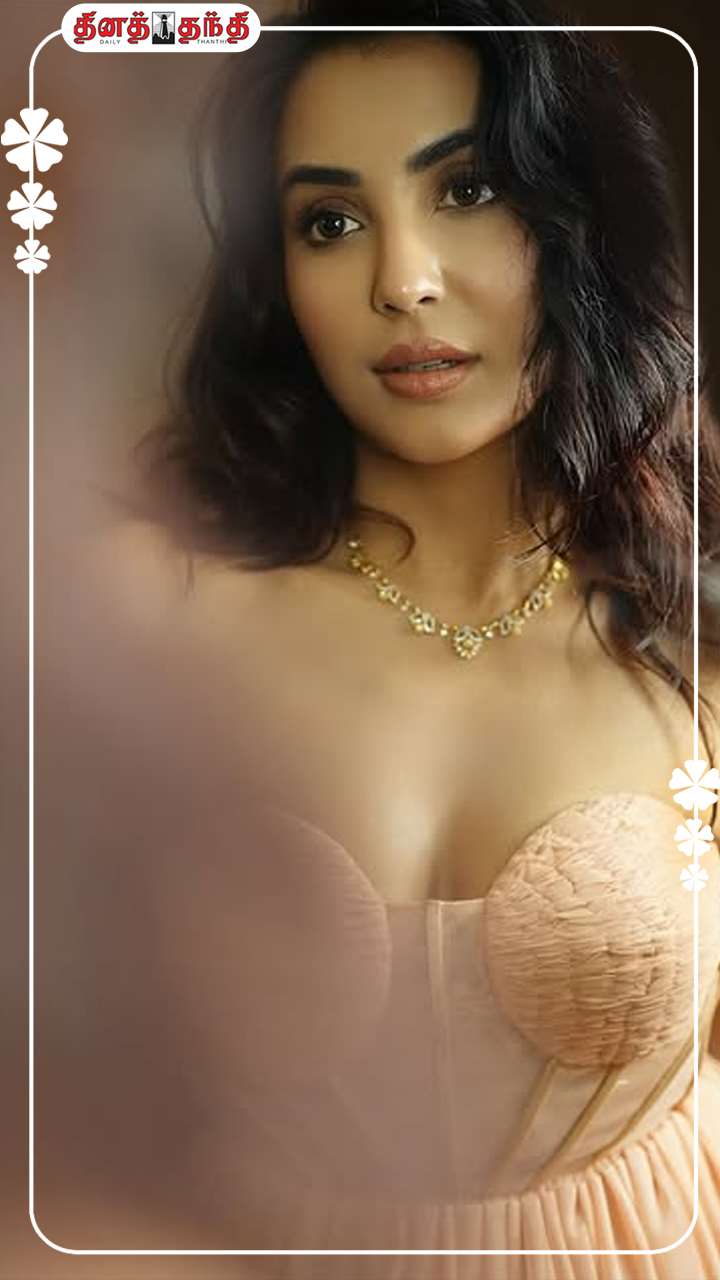 போட்டோஷூட்டில் கலக்கும் நடிகை பார்வதி நாயர்.!