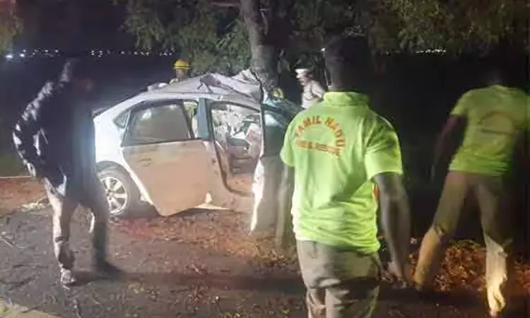 தூத்துக்குடி கடற்கரை சாலையில் கார் மரத்தில் மோதியதில் மருத்துவ மாணவர்கள் 3 பேர் பலி தூத்துக்குடி கடற்கரை சாலையில் கார் மரத்தில் மோதியதில் மருத்துவ மாணவர்கள் 3 பேர் பலி