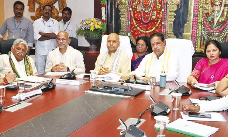 திருப்பதி வைகுண்ட துவார தரிசனம்.. சாதாரண பக்தர்களுக்கு முன்னுரிமை: தேவஸ்தான அவசர கூட்டத்தில் முடிவு திருப்பதி வைகுண்ட துவார தரிசனம்.. சாதாரண பக்தர்களுக்கு முன்னுரிமை: தேவஸ்தான அவசர கூட்டத்தில் முடிவு