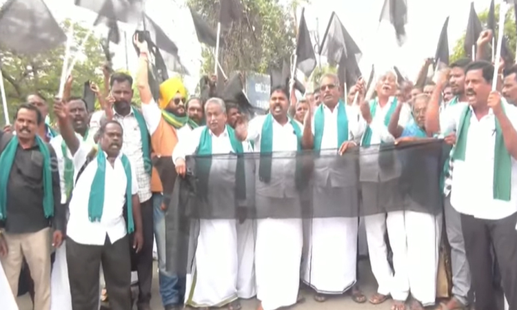 பிரதமர் மோடியின் வருகைக்கு எதிர்ப்பு தெரிவித்து கருப்புக் கொடி ஏந்தி விவசாயிகள் போராட்டம்