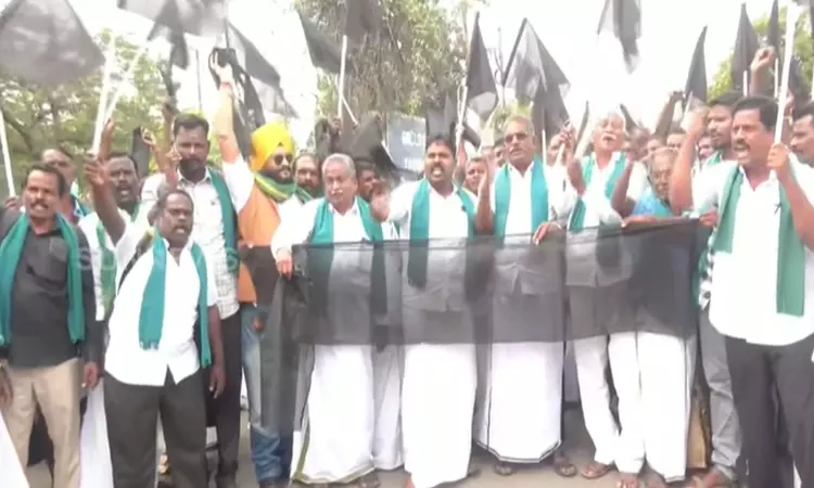 பிரதமர் மோடியின் வருகைக்கு எதிர்ப்பு தெரிவித்து கருப்புக் கொடி ஏந்தி விவசாயிகள் போராட்டம்