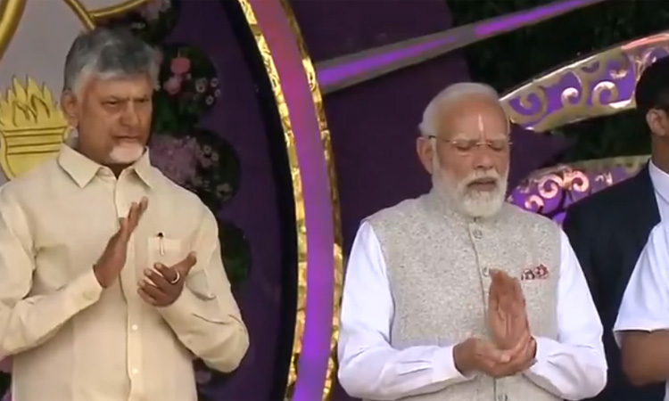 புட்டபர்த்தி சத்திய சாய் பாபா மகாசமாதியில் பிரதமர் மோடி வழிபாடு