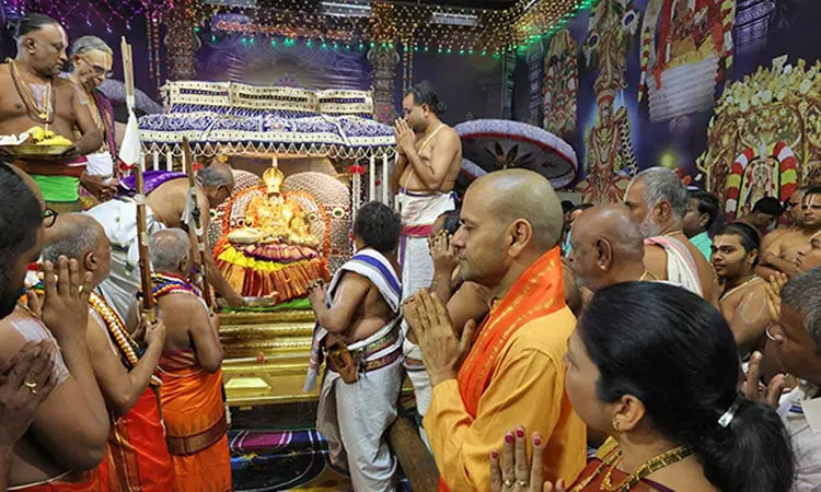 கார்த்திகை பிரம்மோற்சவம்... முத்துப்பந்தல் வாகனத்தில் பத்மாவதி தாயார் வீதி உலா