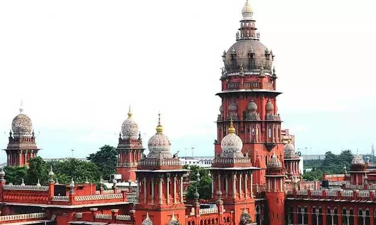 ஐகோர்ட்டில் குற்றவாளி கூண்டில் நின்றதை வீடியோவாக எடுத்து ரீல்ஸ் வெளியிட்ட இளைஞர் கைது ஐகோர்ட்டில் குற்றவாளி கூண்டில் நின்றதை வீடியோவாக எடுத்து ரீல்ஸ் வெளியிட்ட இளைஞர் கைது