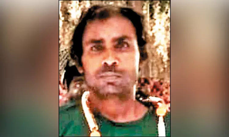 வறுமையால் 8 குழந்கைகளை பெற்ற கூலித் தொழிலாளி தூக்குப்போட்டு தற்கொலை