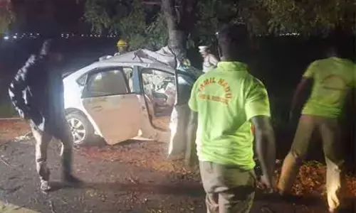 தூத்துக்குடி கடற்கரை சாலையில் கார் மரத்தில் மோதியதில் மருத்துவ மாணவர்கள் 3 பேர் பலி தூத்துக்குடி கடற்கரை சாலையில் கார் மரத்தில் மோதியதில் மருத்துவ மாணவர்கள் 3 பேர் பலி