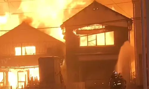 ஜப்பானில் குடியிருப்பு பகுதியில் பயங்கர தீ விபத்து; 170 வீடுகள் எரிந்து நாசம் - ஒருவர் உயிரிழப்பு ஜப்பானில் குடியிருப்பு பகுதியில் பயங்கர தீ விபத்து; 170 வீடுகள் எரிந்து நாசம் - ஒருவர் உயிரிழப்பு