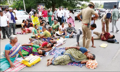 குப்பை கொட்ட எதிர்ப்பு: மாநகராட்சியை கண்டித்து நூதன போராட்டத்தில் ஈடுபட்ட மக்கள்