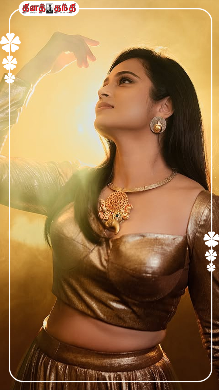 கோல்டன் உடையில் நடிகை ரம்யா பாண்டியன்..!
