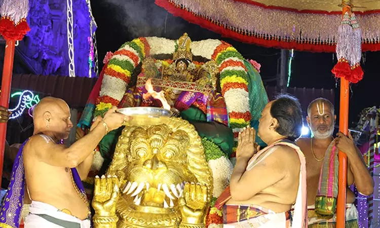 கார்த்திகை பிரம்மோற்சவ விழா: சிம்ம வாகனத்தில் யோக நரசிம்மராக எழுந்தருளிய பத்மாவதி தாயார்