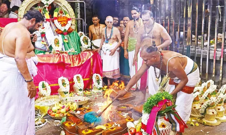 ஸ்ரீகாளஹஸ்தி சிவன் கோவிலில் சத கலசாபிஷேகம் ஸ்ரீகாளஹஸ்தி சிவன் கோவிலில் சத கலசாபிஷேகம்