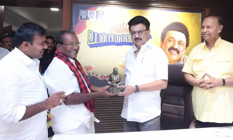 முதல்-அமைச்சருடன் உரையாடி, புகைப்படம் எடுத்துக்கொண்ட திமுக மூத்த உறுப்பினர்