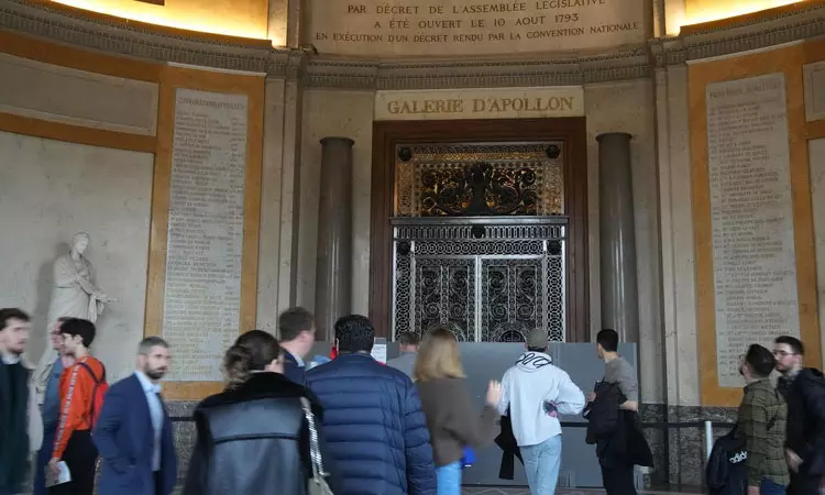 பிரான்சில் வைர கிரீடம் கொள்ளை எதிரொலி: லூவ்ரே அருங்காட்சியகத்தில் 100 கேமராக்களை பொருத்த முடிவு பிரான்சில் வைர கிரீடம் கொள்ளை எதிரொலி: லூவ்ரே அருங்காட்சியகத்தில் 100 கேமராக்களை பொருத்த முடிவு