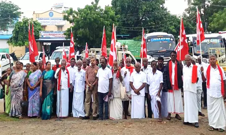 தலித்துகள், பெண்கள் மீதான தாக்குதல்களை தடுத்து நிறுத்த கோரி கம்யூனிஸ்டு கட்சி ஆர்ப்பாட்டம் தலித்துகள், பெண்கள் மீதான தாக்குதல்களை தடுத்து நிறுத்த கோரி கம்யூனிஸ்டு கட்சி ஆர்ப்பாட்டம்