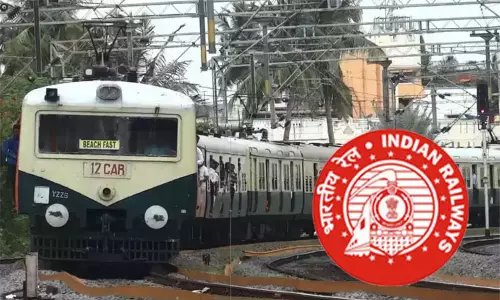 ஒரே தண்டவாளத்தில் ரெயில்கள் அருகருகே நிற்கலாமா? - தெற்கு ரெயில்வே விளக்கம்