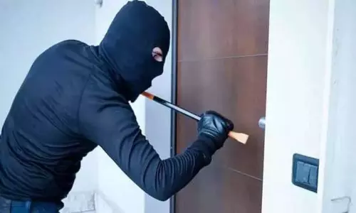 வீட்டு கதவை உடைத்து நகை, பணம் திருட்டு - கோவில்பட்டியில் துணிகரம் வீட்டு கதவை உடைத்து நகை, பணம் திருட்டு - கோவில்பட்டியில் துணிகரம்